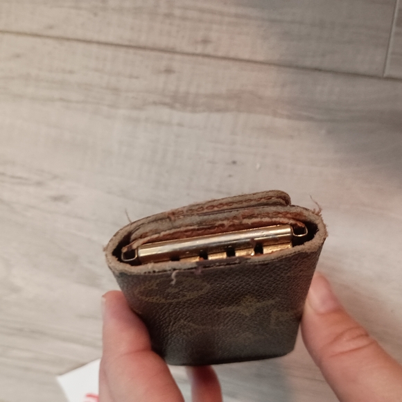 Louis Vuitton Monogram Key Case - Picture 3 of 10